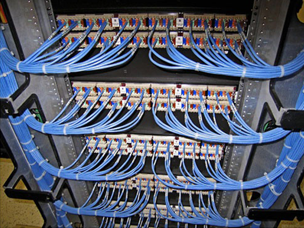 Подключение проводов витой пары к патч-панели в серверном шкафу - ИП Паплев